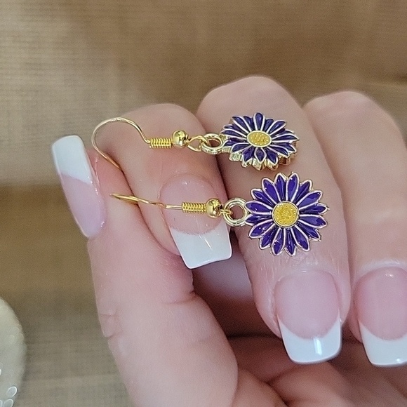 PURPLE DAISY DAINTY DROP EARRINGS - Picture 6 of 8